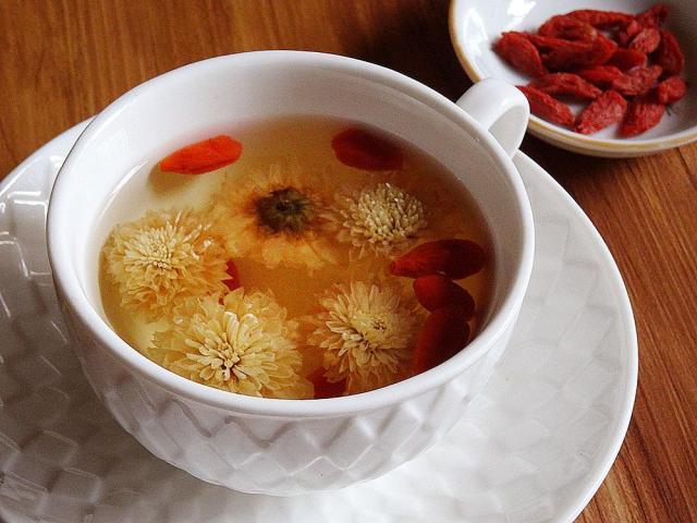 口腔溃疡可以喝枸杞菊花茶吗(口腔溃疡能喝枸杞吗)