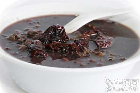 例假期间多吃什么食物好排除污血更好孕(女人来月经吃什么能排出污血)