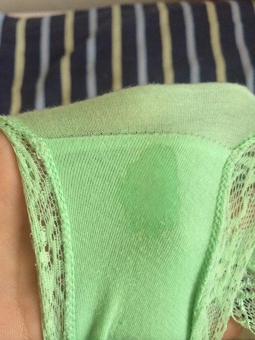 分泌物像水一样有异味是怎么回事(白带多像水打湿裤子有腥臭味)