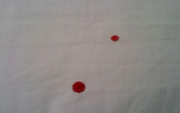 例假弄床单上的清理妙招有什么(床单上弄上月经怎么洗)