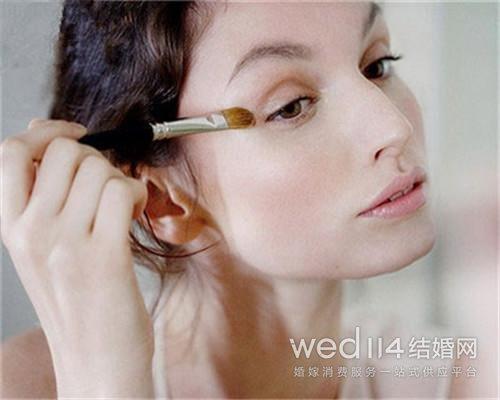 化妆影响怀孕吗(备孕前多久不能化妆）