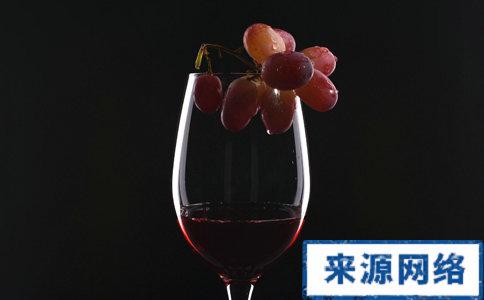 口腔溃疡可以喝红酒吗(红酒对口腔溃疡有好处吗）