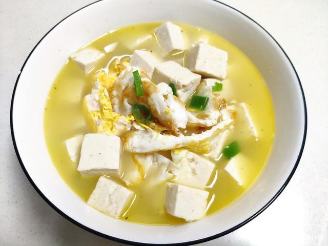 口腔溃疡喝菊花茶有用吗菊花茶能治疗溃疡吗？(口腔溃疡喝什么汤去火）