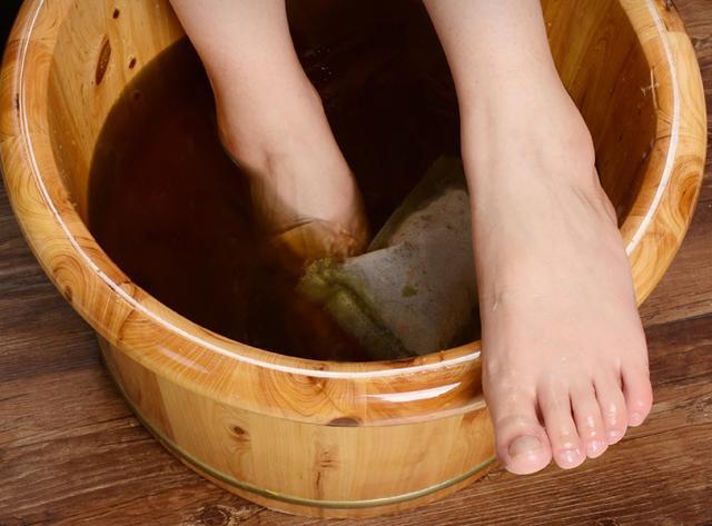 体寒的人夏天可以泡脚吗(体寒的人泡脚不出汗吗）