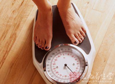 例假体重比平时重了4斤怎么回事(来大姨妈重了三四斤正常吗）