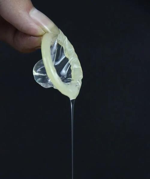 避孕套的油不洗可以吗(安全套上面的油卫生吗）