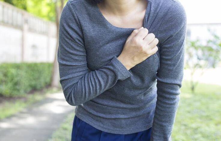 例假前眼睛水肿怎么办(来事会引起眼睛肿吗)