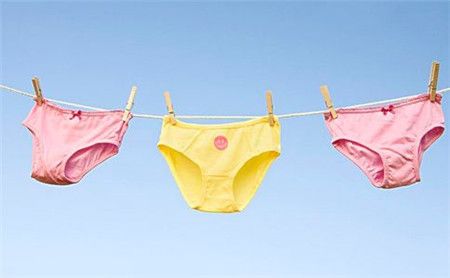 内裤上大姨妈怎么洗掉(大姨妈弄在内裤上怎么才能洗掉)