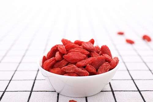 你能在发烧和呕吐的时候吃苹果吗(小孩退烧后可以吃苹果吗)