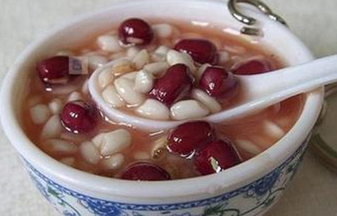 体寒的人可以喝红豆薏米粥吗(什么人不能喝红豆薏米水)