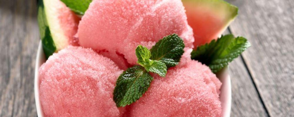 吃冰淇淋会推迟月经吗(吃冰的会导致例假推迟吗）