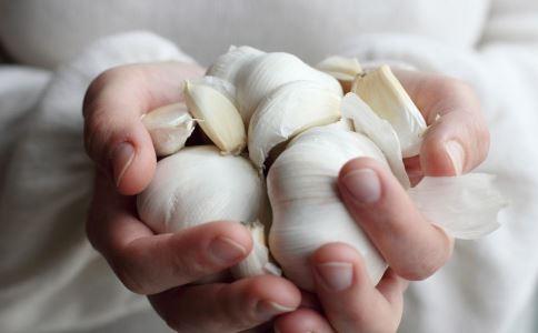 贫血的人可以吃大蒜吗(吃大蒜会导致贫血吗）