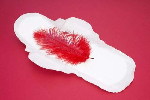 非经期少量出淡粉色血怎么回事(月经血是淡粉色正常吗）