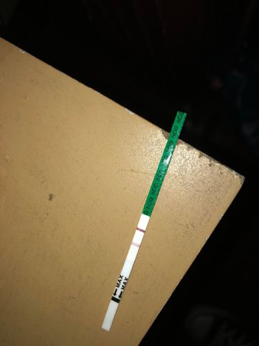 试纸有个没颜色的浅线是怀孕了吗(验孕试纸检测线的颜色很浅)