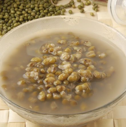 贫血的人可以喝绿豆汤吗(贫血喝红豆粥可以补血吗)