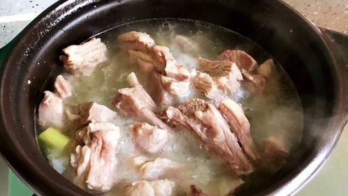 做法:羊肉洗净切块,放砂锅中加水煮至七成熟