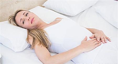 肚子胀是月经还是怀孕(肚子又胀又硬是怀孕的症状吗）