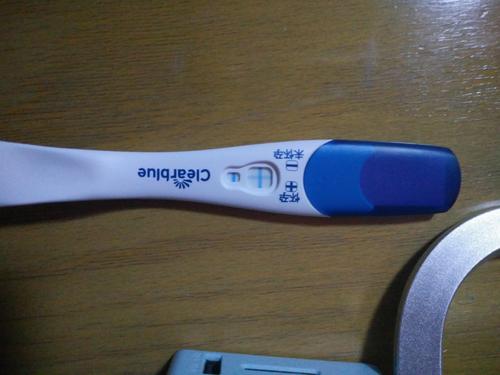 验孕棒半条蓝色意味着什么(验孕棒一深一浅是怀孕了吗）