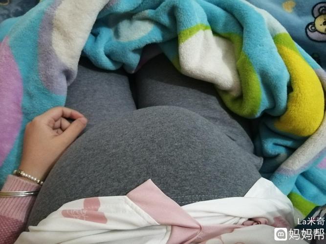 都说孕期这个地方往外凸,是在预示生男孩,有多少宝妈应验了？(怀男孩女孩鼓包区别）