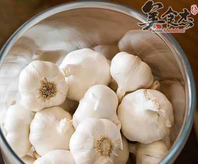 贫血的人可以吃大蒜吗(吃大蒜会导致贫血吗）