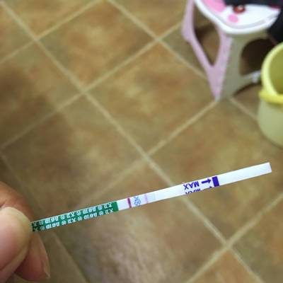 验孕棒一深一浅是否怀孕(验孕纸上一深一浅）