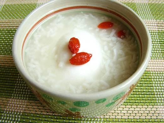 贫血可以吃米酒鸡蛋汤吗(酒酿蛋可以补血吗）