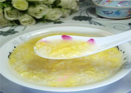 贫血可以吃米酒鸡蛋汤吗(酒酿蛋可以补血吗）