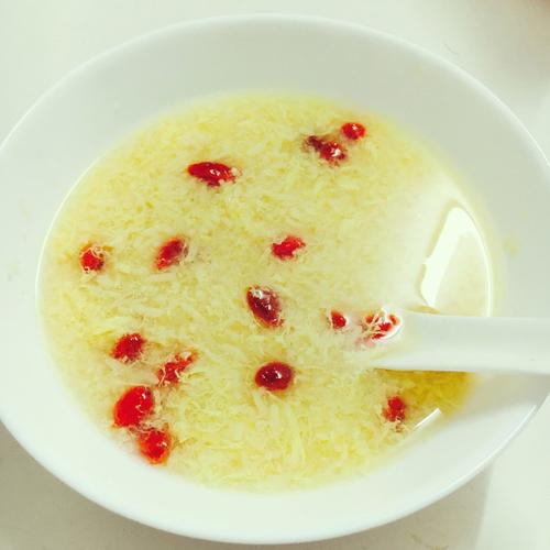 贫血可以吃米酒鸡蛋汤吗(酒酿蛋可以补血吗）