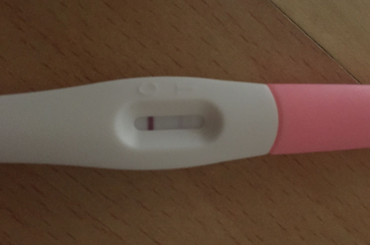 验孕棒两条线出现时间一样吗(验孕棒出来一条后需要等着吗）