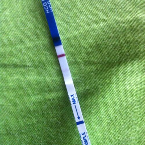 试纸有个没颜色的浅线是怀孕了吗(验孕试纸检测线的颜色很浅)