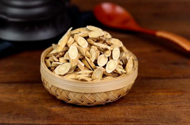 贫血的人可以喝黄芪泡水吗(黄芪精口服液能补血吗)