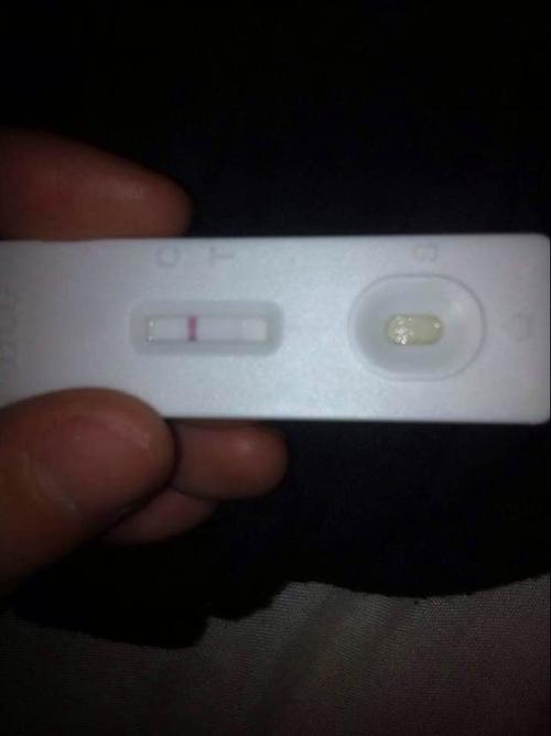 验孕棒一深一浅原因(35天验孕棒还是一深一浅）