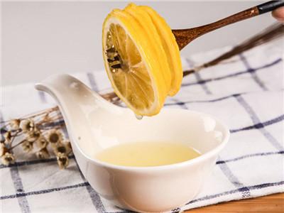 贴三伏贴可以喝蜂蜜柠檬水吗(贴三伏贴可以治疗鼻炎吗)