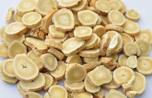 贫血的人可以喝黄芪泡水吗(黄芪精口服液能补血吗)