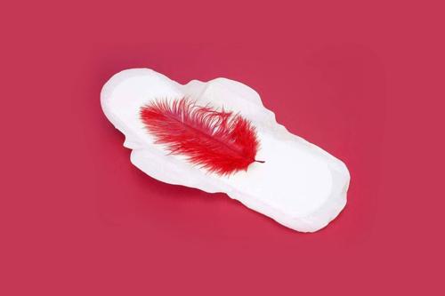 非经期少量出淡粉色血怎么回事(月经血是淡粉色正常吗）