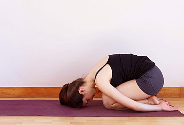 适合经期做的瑜伽动作图片6大瑜伽动作帮你缓解痛经(生理期缓解痛经的瑜伽动作图)
