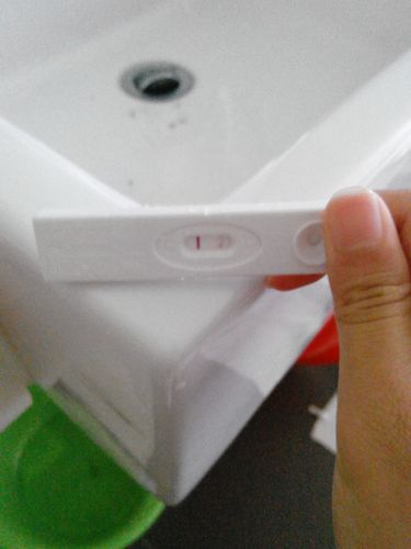 为什么验孕棒检测出来比试纸深(验孕棒比试纸灵敏吗)