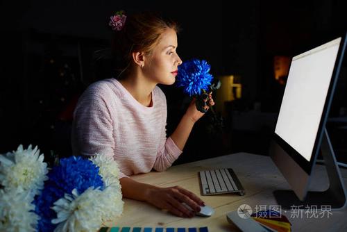 低烧嗓子疼是怀孕了吗(感冒嗓子疼发低烧是什么原因）