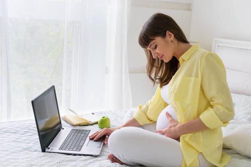 长期对着电脑会影响怀孕吗(长期电脑工作对生育有影响吗)