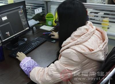 长期对着电脑会影响怀孕吗(长期电脑工作对生育有影响吗)