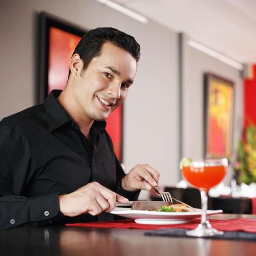 吃西餐是左手拿刀还是右手拿刀