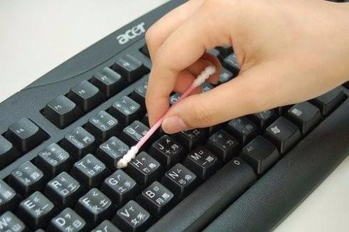 可以直接用水清洗电脑键盘吗