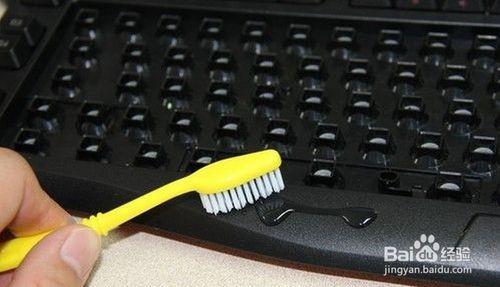 可以直接用水清洗电脑键盘吗