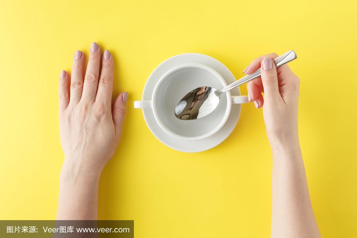 吃西餐刀叉怎么拿