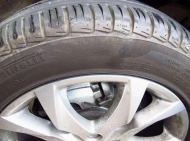 为什么越来越多的人使用轮胎挡块？为什么？(轮胎钢圈里面有黑色塑料块是什么用）