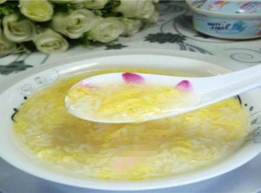 贫血可以吃米酒鸡蛋汤吗(酒酿蛋可以补血吗）