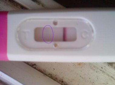 验孕棒半条线怎么回事(验孕棒t线比c线深是怎么回事）