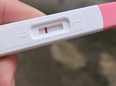 验孕棒两条淡淡的杠怎么回事(验孕棒不出杠怎么回事）