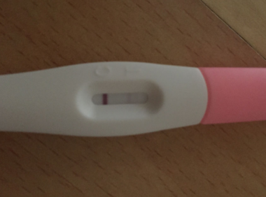 验孕棒两条杠不明显怎么回事(十二天一条杠但怀孕了）