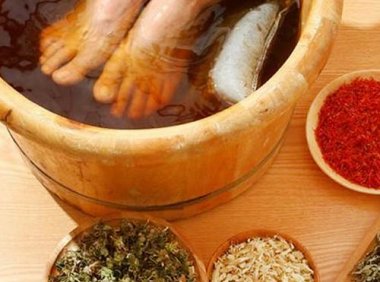 艾草泡脚会影响怀孕吗(怀孕能不能用艾草泡脚）